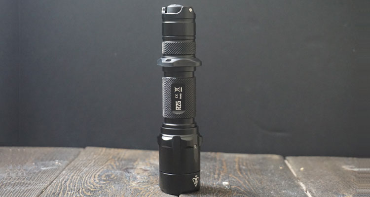 Nitecore R25 staand