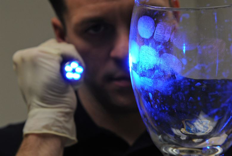 UV licht en opsporing van misdaad