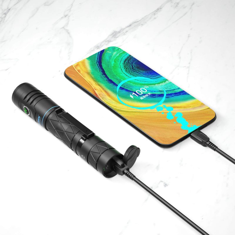 Wuben E12R Zaklamp & Powerbank 1