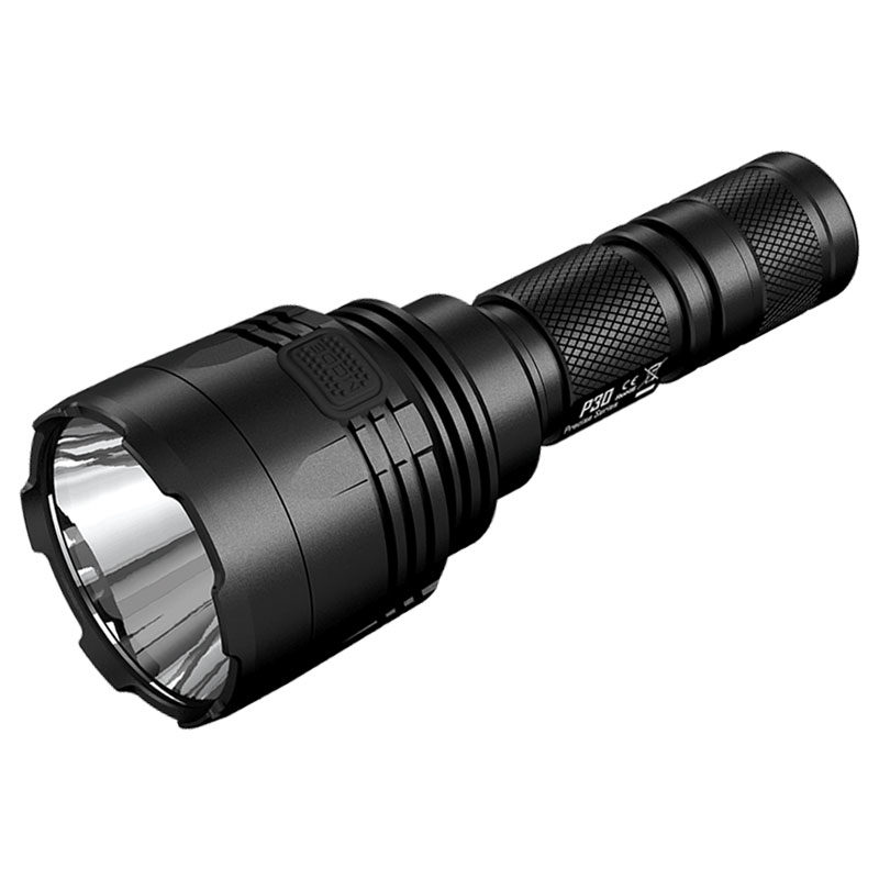 Nitecore P30 met een gefocuste lichtbundel en een enorm bereik